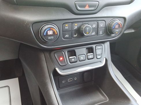 Used 2018 GMC Terrain SLE w/ Driver Convenience Package image 17