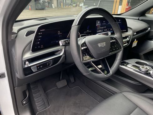 Used 2025 Cadillac Lyriq Luxury AWD/4WD image 2