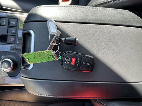 Used 2025 Toyota Highlander Platinum image 22