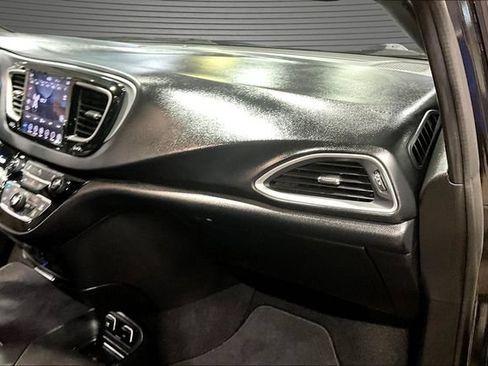 Used 2020 Chrysler Pacifica Touring-L Plus w/ S Appearance Package FWD image 24