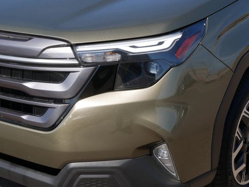 Certified 2025 Subaru Forester Premium AWD/4WD image 16