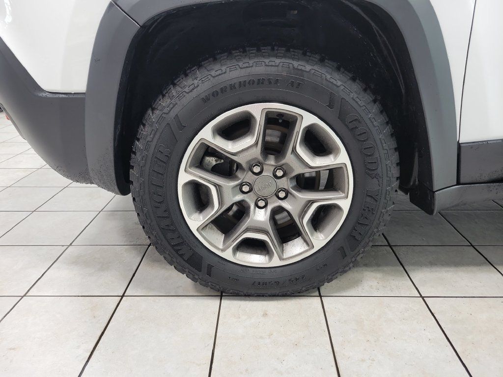 Used 2022 Jeep Cherokee Trailhawk w/ Premium Leather Package AWD/4WD image 51