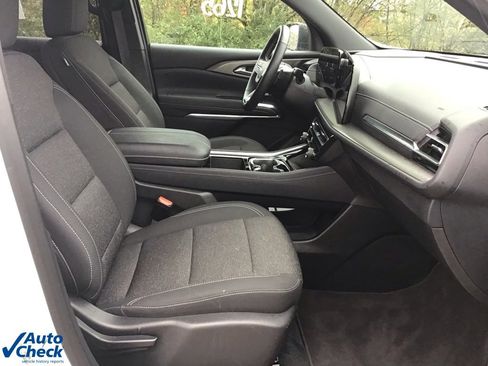 Used 2025 Chevrolet Traverse LT image 25