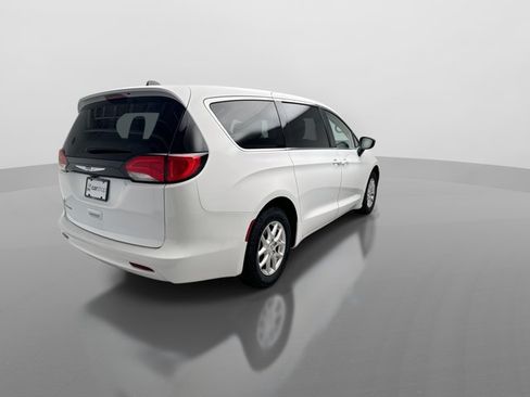 Used 2024 Chrysler Voyager LX FWD image 5