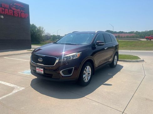 Used 2016 Kia Sorento FWD image 2