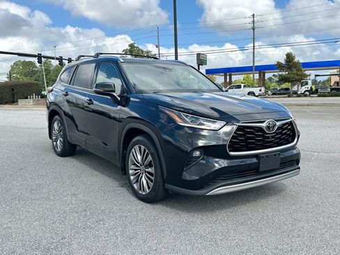 Used 2021 Toyota Highlander Platinum AWD/4WD image 2