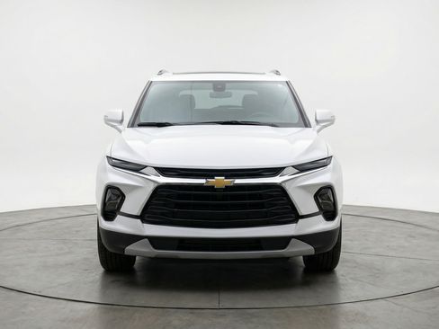 Used 2025 Chevrolet Blazer LT FWD image 2