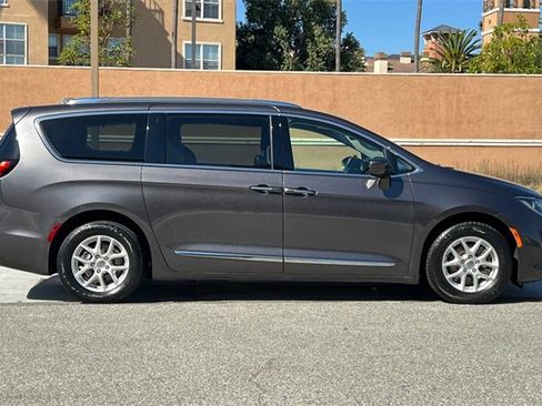 Used 2020 Chrysler Pacifica Touring-L image 3