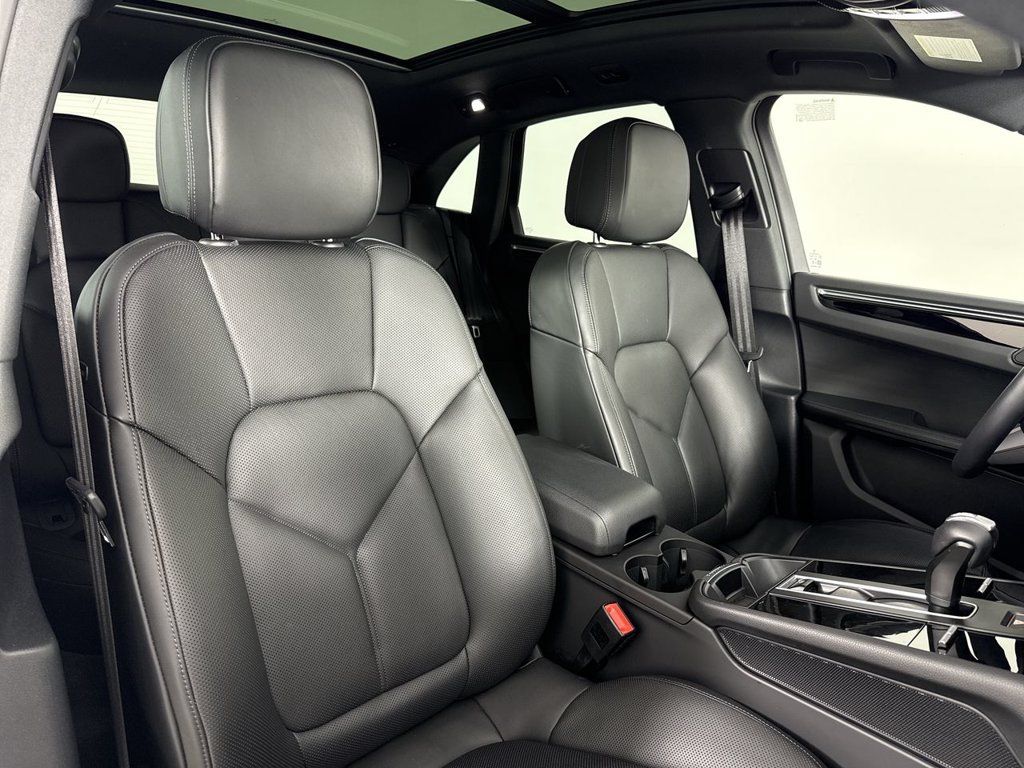 Certified 2025 Porsche Macan AWD/4WD image 24