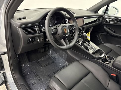 New 2025 Porsche Macan image 4