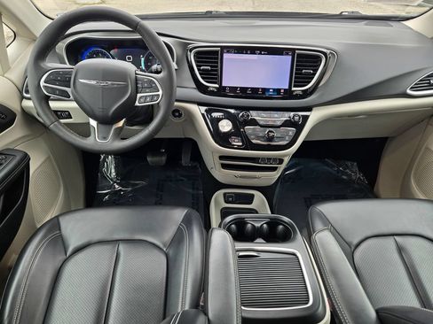 Used 2023 Chrysler Pacifica Touring-L FWD image 28