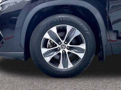 Used 2021 Toyota Highlander XLE AWD/4WD image 36