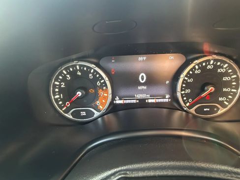 Used 2017 Jeep Renegade Latitude FWD image 23