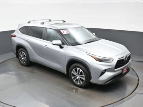Used 2023 Toyota Highlander XLE AWD/4WD image 37