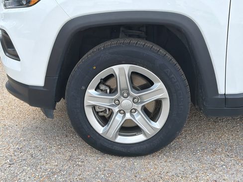 Used 2024 Jeep Compass Latitude image 9