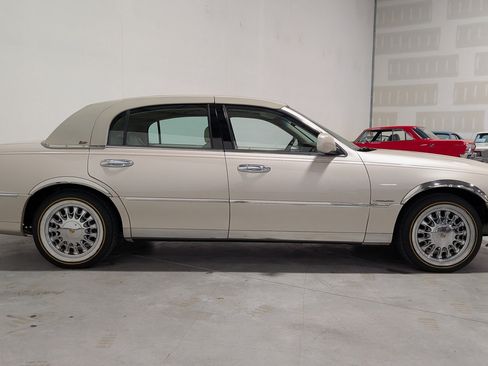 Used 2001 Lincoln Town Car Cartier RWD image 18
