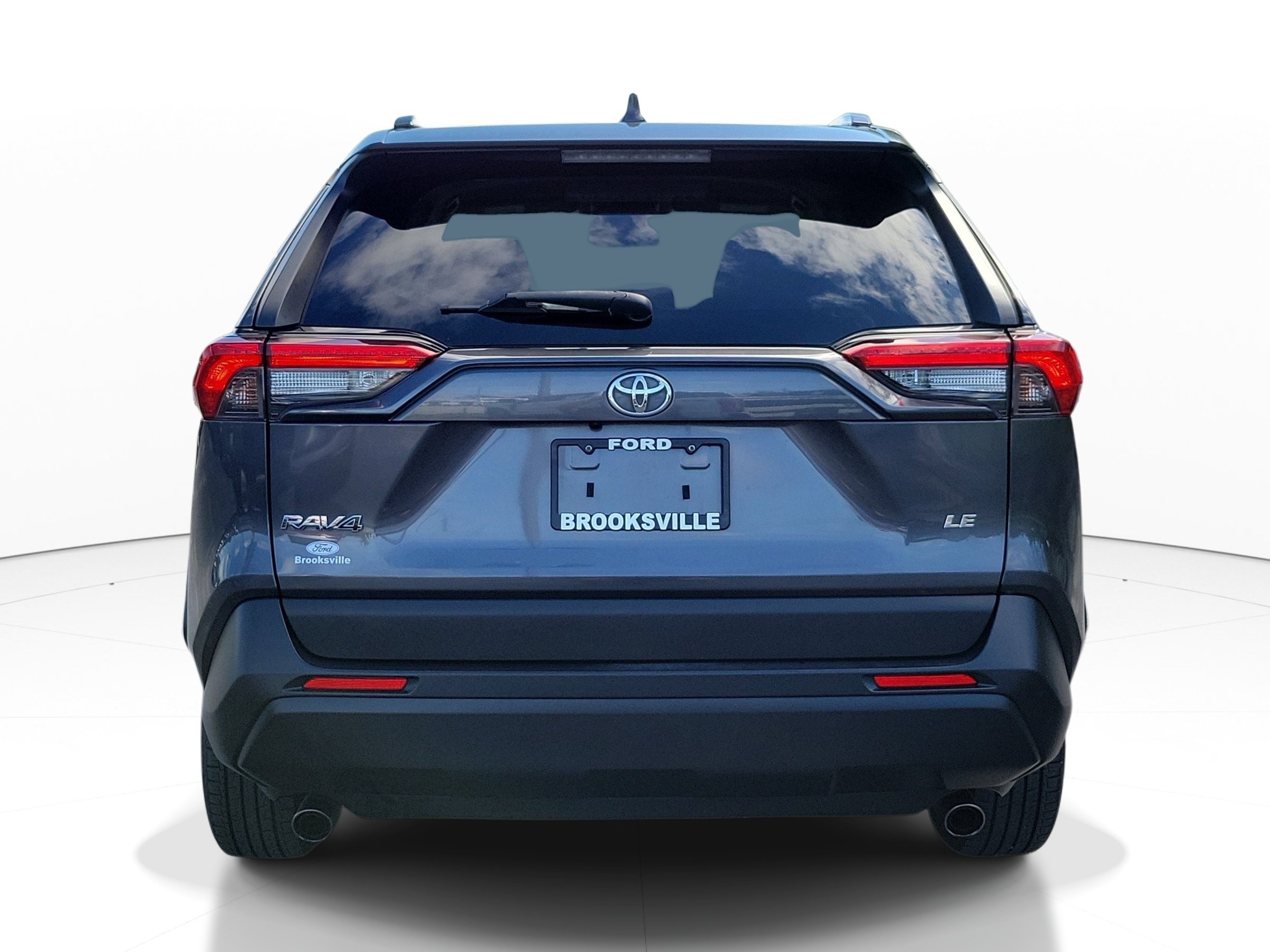 Used 2019 Toyota RAV4 LE FWD image 3