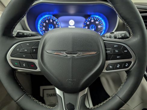Used 2024 Chrysler Pacifica Touring-L FWD image 18