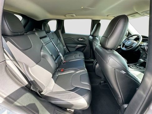 Used 2019 Jeep Cherokee Limited image 27