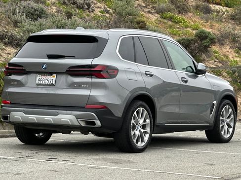 Used 2025 BMW X5 xDrive50e image 2