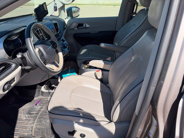 Used 2017 Chrysler Pacifica Platinum FWD image 6