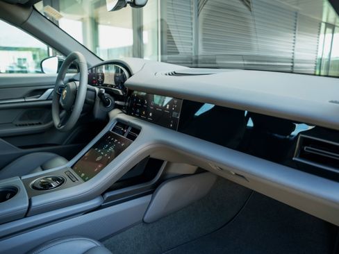 New 2025 Porsche Taycan image 31
