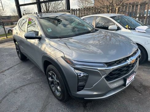 Used 2025 Chevrolet Trax LT FWD image 3