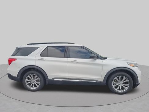 Used 2020 Ford Explorer XLT w/ Equipment Group 202A AWD/4WD image 11
