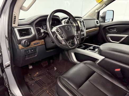 Used 2017 Nissan Titan SL image 40