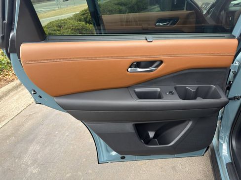 New 2026 Nissan Pathfinder Platinum image 32