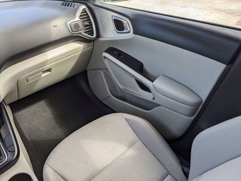 Certified 2025 Kia Soul LX image 18