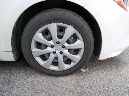 Used 2022 Toyota Corolla LE FWD image 12