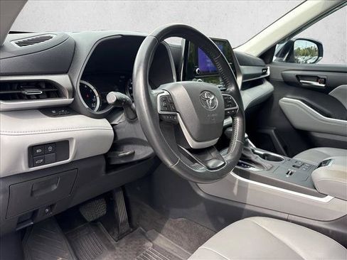Used 2023 Toyota Highlander XLE FWD image 5