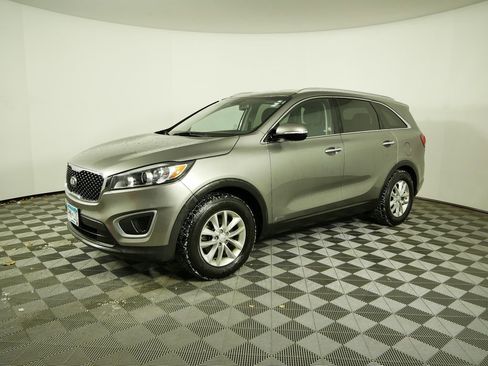 Certified 2017 Kia Sorento LX w/ LX Convenience Package image 4