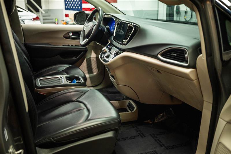 Used 2023 Chrysler Pacifica Touring-L FWD image 13