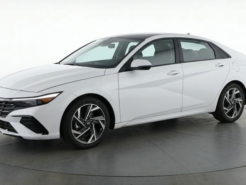 Used 2025 Hyundai Elantra SEL FWD image 3