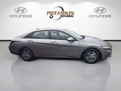 Used 2024 Hyundai Elantra SE FWD image 4