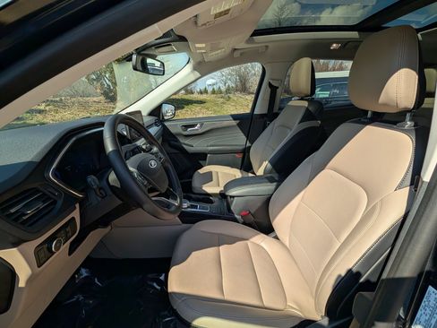 Used 2022 Ford Escape Titanium w/ Class II Trailer Tow Package image 10