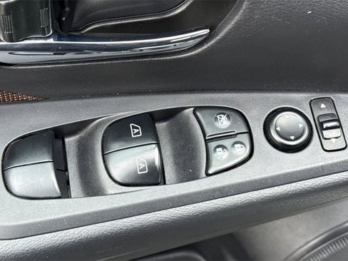 Used 2024 Nissan Kicks SR image 16