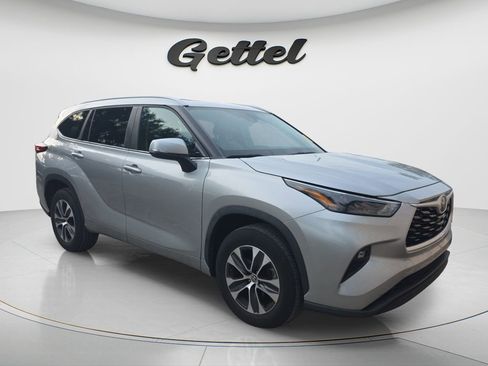 Used 2023 Toyota Highlander XLE FWD image 5