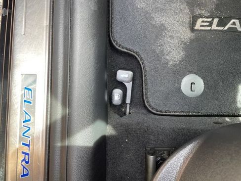 Used 2020 Hyundai Elantra SE FWD image 15