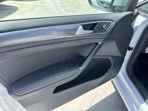 Used 2019 Volkswagen Golf SE FWD image 12