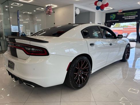Used 2019 Dodge Charger SXT RWD image 12