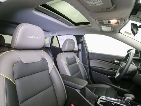 Used 2025 Chevrolet Trax ACTIV w/ Sunroof Package FWD image 18