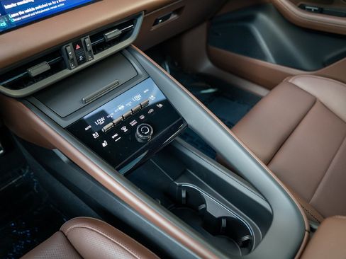 Certified 2025 Porsche Macan Turbo Electric AWD/4WD image 20