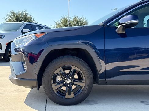 Used 2021 Toyota RAV4 XLE AWD/4WD image 5
