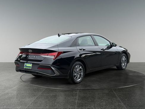 Used 2024 Hyundai Elantra SEL FWD image 9