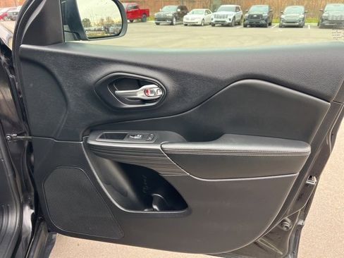 Used 2017 Jeep Cherokee Limited image 10
