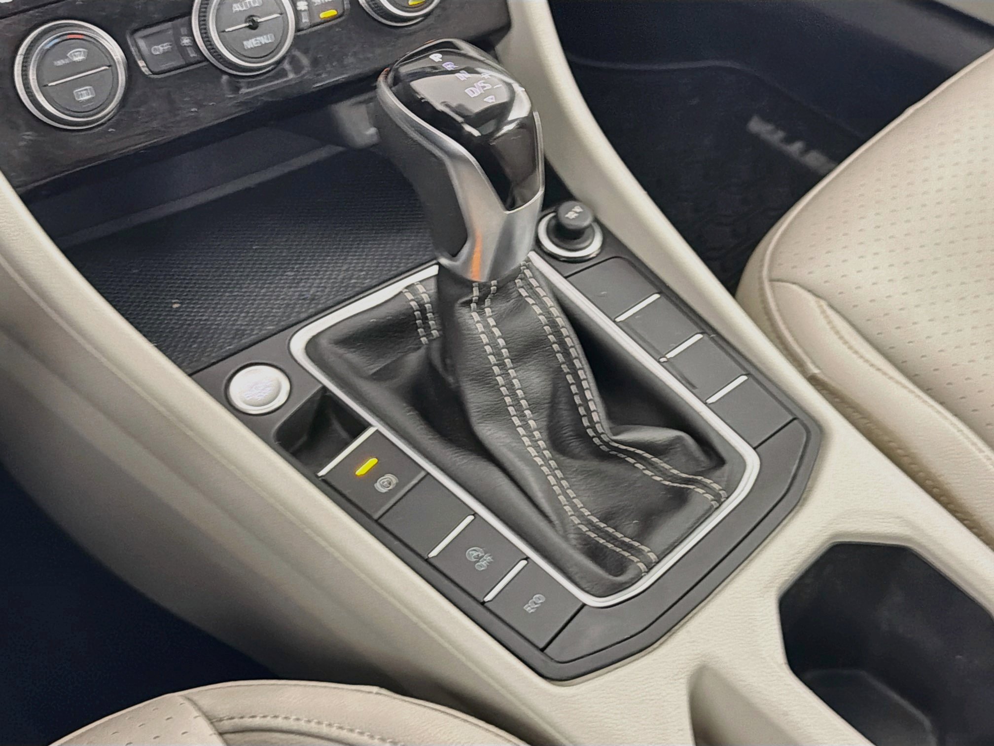 Used 2024 Volkswagen Jetta SE w/ Panoramic Sunroof Package FWD image 24