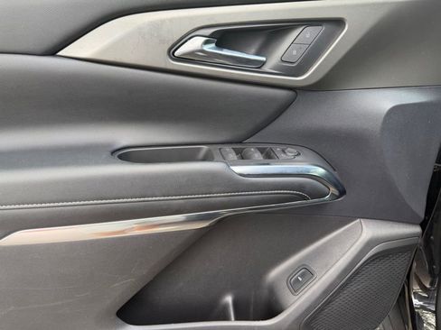 Used 2025 Chevrolet Traverse LT FWD image 17